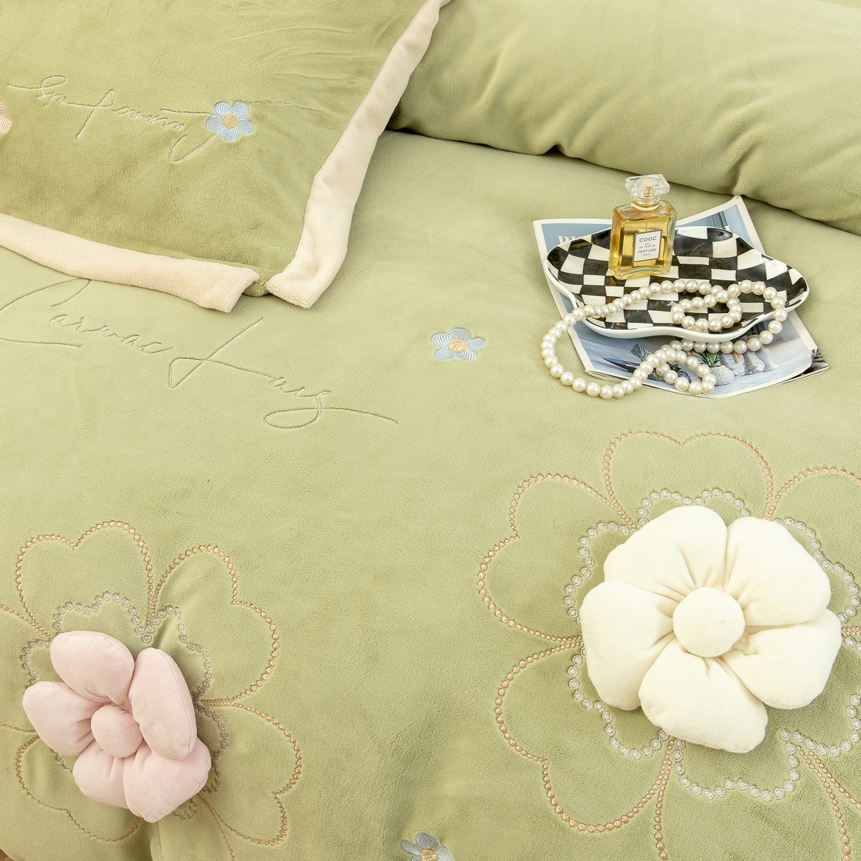 91家纺网 家纺一手货源 找家纺 贝尔 2025新款花之语-纯色高克重全消光蚕丝绒（赠送拎袋）-段角刺绣四件套 森林绿