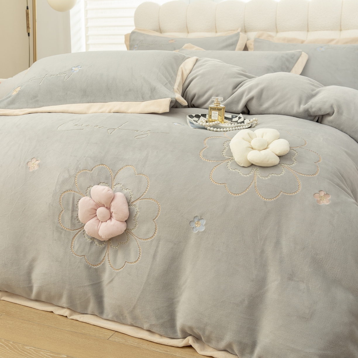 91家纺网 家纺一手货源 找家纺 贝尔 2025新款花之语-纯色高克重全消光蚕丝绒（赠送拎袋）-段角刺绣四件套 银灰