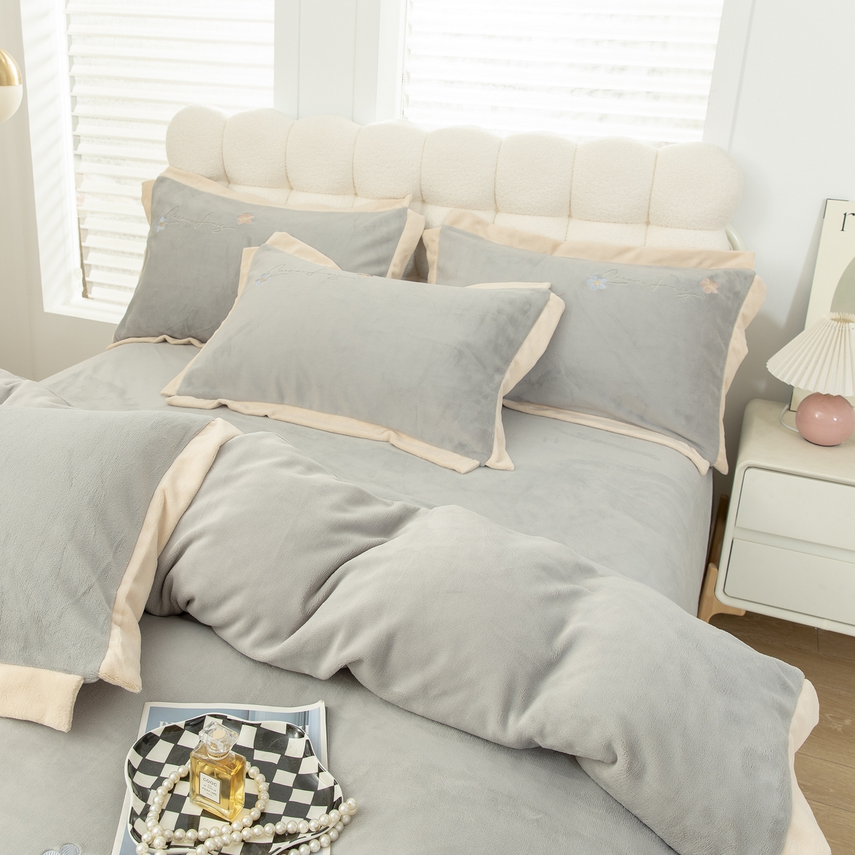 91家纺网 家纺一手货源 找家纺 贝尔 2025新款花之语-纯色高克重全消光蚕丝绒（赠送拎袋）-段角刺绣四件套 银灰