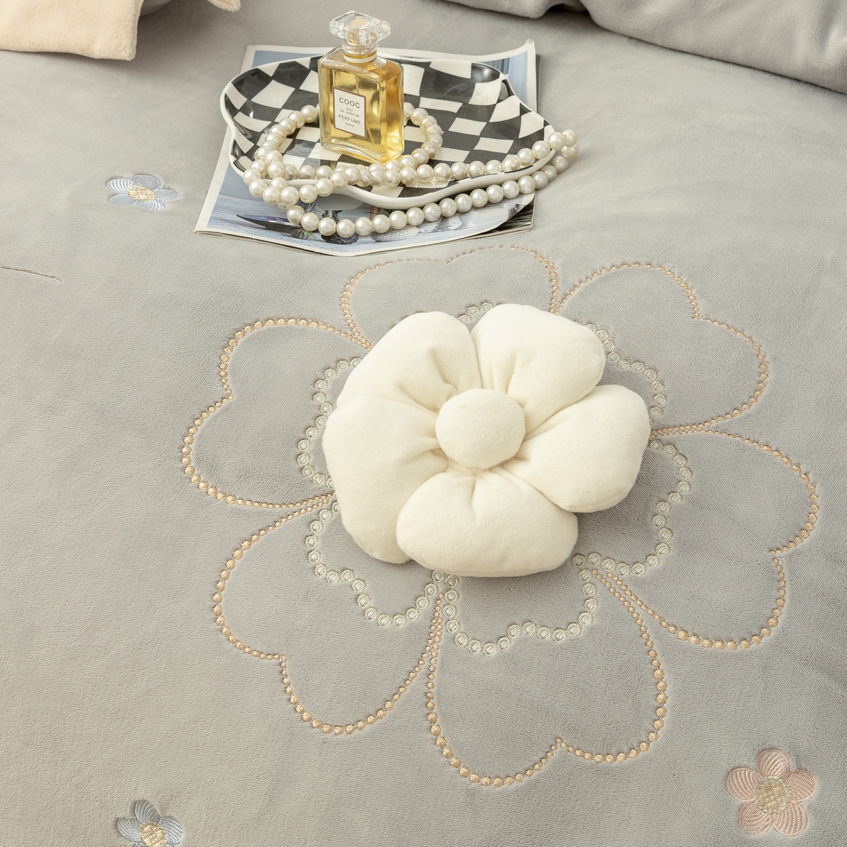 91家纺网 家纺一手货源 找家纺 贝尔 2025新款花之语-纯色高克重全消光蚕丝绒（赠送拎袋）-段角刺绣四件套 银灰