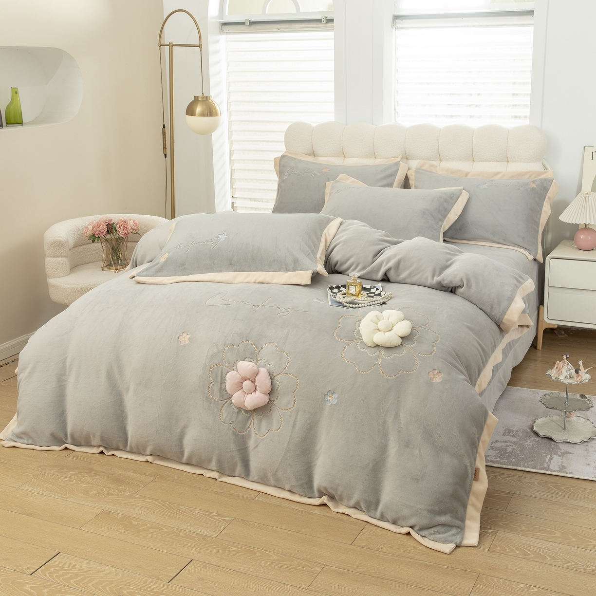 91家纺网 家纺一手货源 找家纺 贝尔 2025新款花之语-纯色高克重全消光蚕丝绒（赠送拎袋）-段角刺绣四件套 银灰