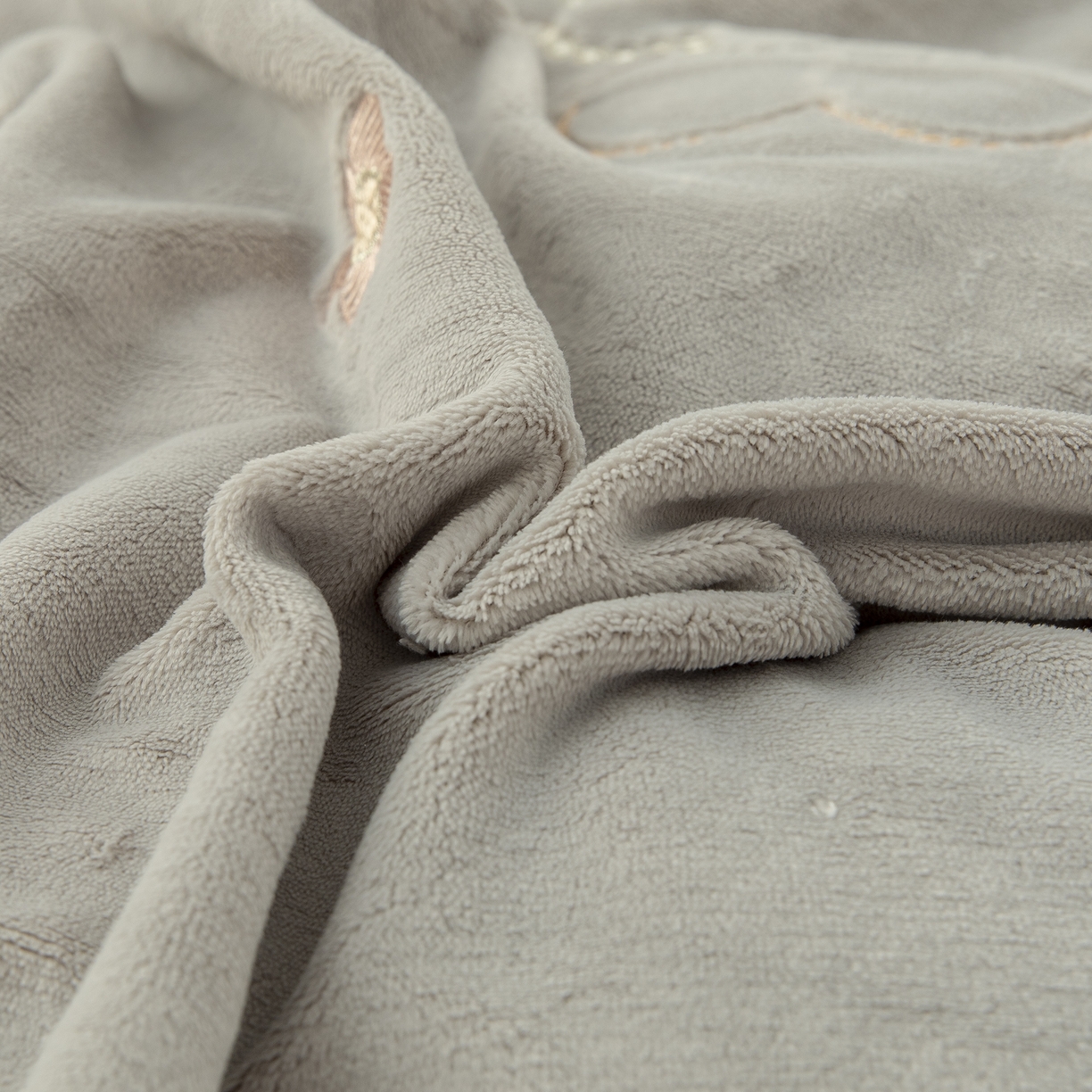 91家纺网 家纺一手货源 找家纺 贝尔 2025新款花之语-纯色高克重全消光蚕丝绒（赠送拎袋）-段角刺绣四件套 银灰