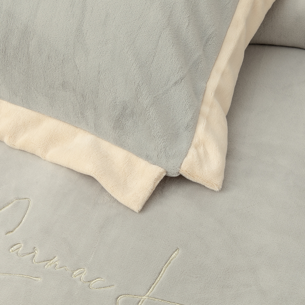 91家纺网 家纺一手货源 找家纺 贝尔 2025新款花之语-纯色高克重全消光蚕丝绒（赠送拎袋）-段角刺绣四件套 银灰