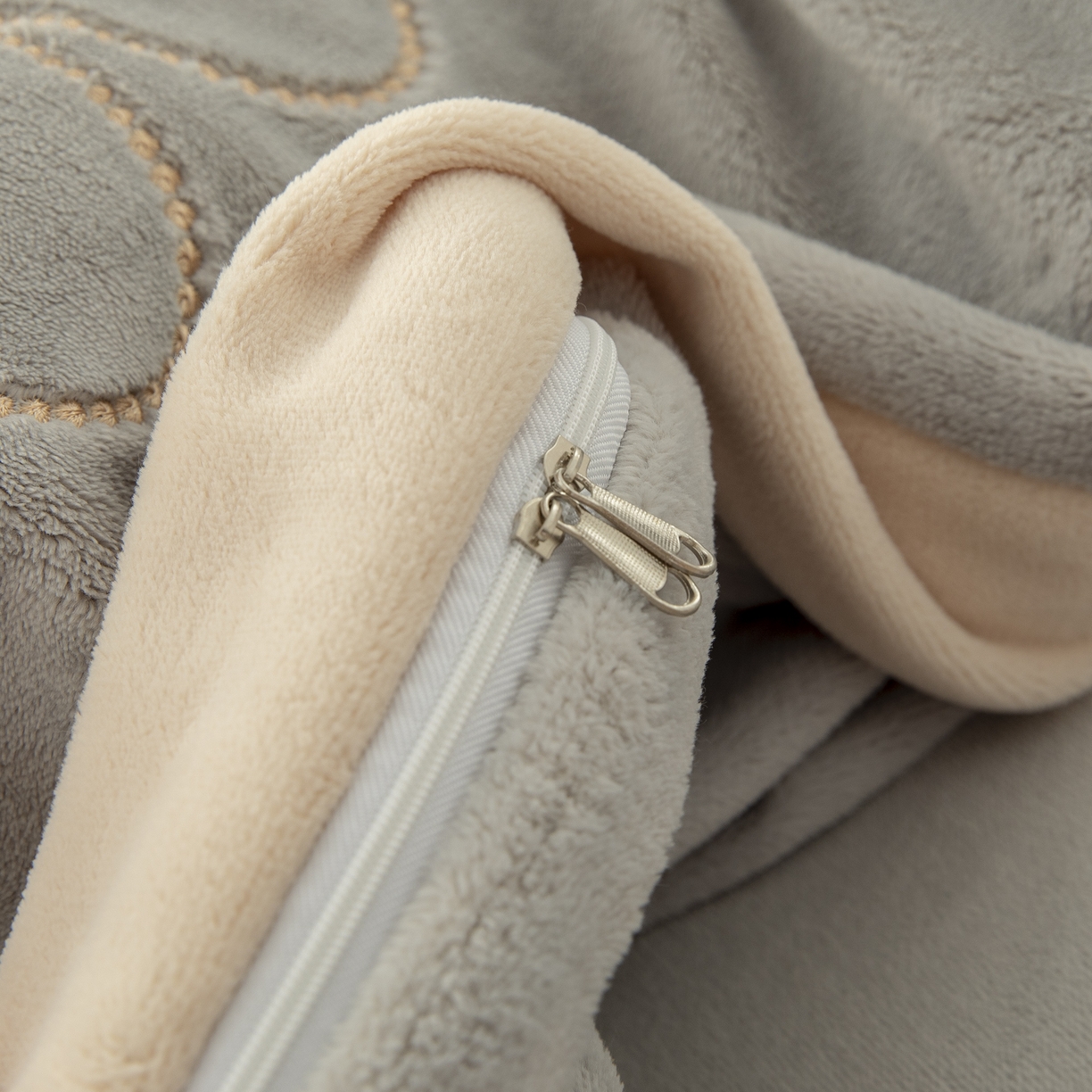 91家纺网 家纺一手货源 找家纺 贝尔 2025新款花之语-纯色高克重全消光蚕丝绒（赠送拎袋）-段角刺绣四件套 银灰