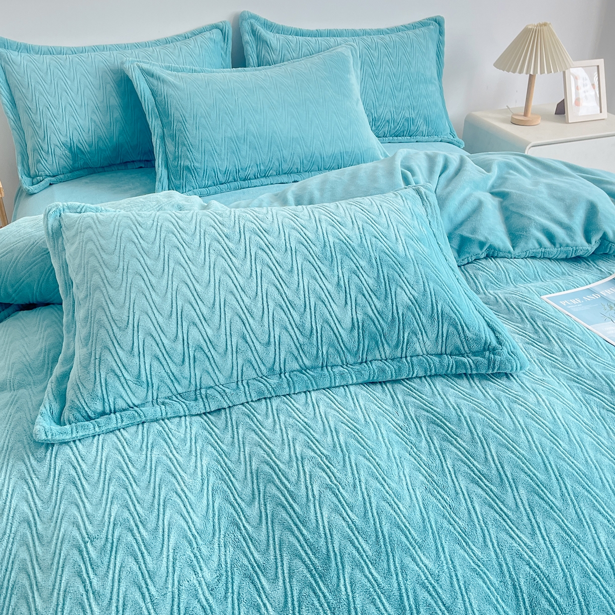 91家纺网 家纺一手货源 找家纺 （总）2025新款全消光皮草绒纯色高克重四件套（赠送拎袋）——波纹