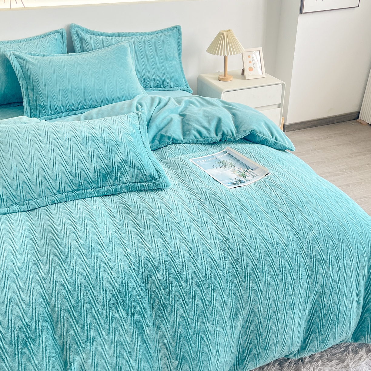 91家纺网 家纺一手货源 找家纺 （总）2025新款全消光皮草绒纯色高克重四件套（赠送拎袋）——波纹