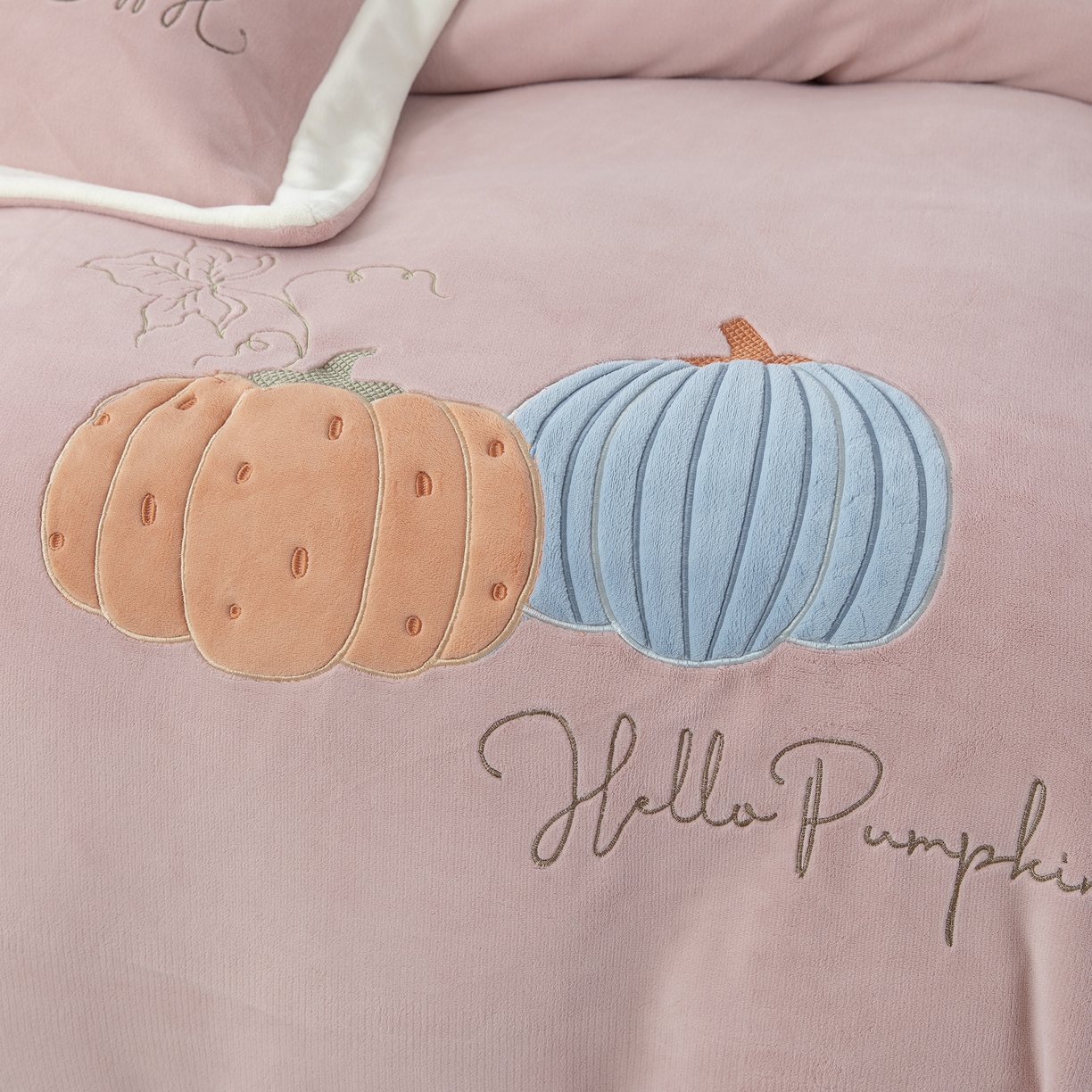 91家纺网 家纺一手货源 找家纺 （总）贝尔 2025新款南瓜派-全消光拼角刺绣四件套