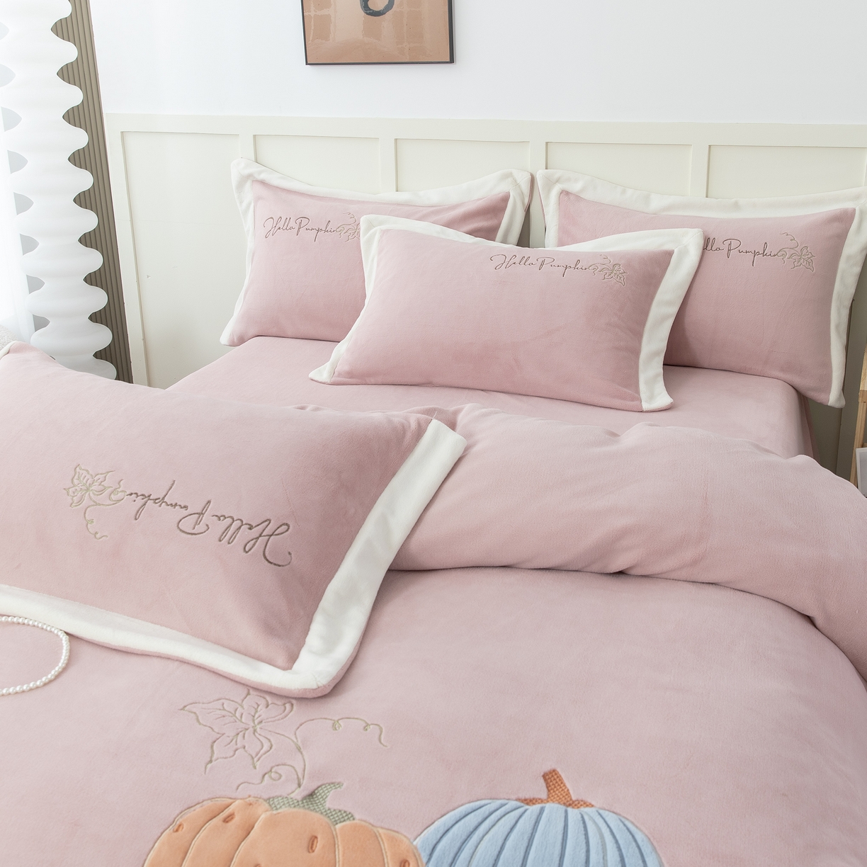 91家纺网 家纺一手货源 找家纺 （总）贝尔 2025新款南瓜派-全消光拼角刺绣四件套