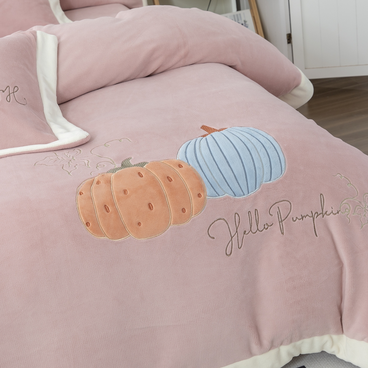 91家纺网 家纺一手货源 找家纺 贝尔 2025新款南瓜派-全消光拼角刺绣四件套 豆沙粉