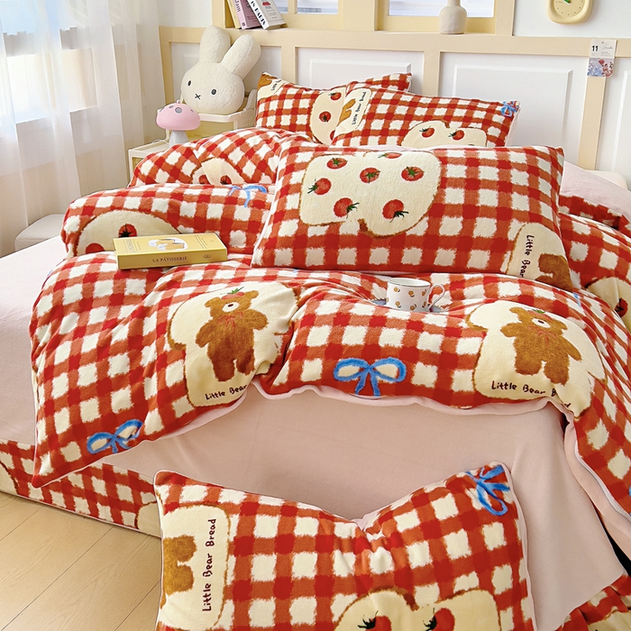 91家纺网 家纺一手货源 找家纺 找底底家纺 2025新款牛奶绒四件套（日发50套优惠8元一套） 草莓熊