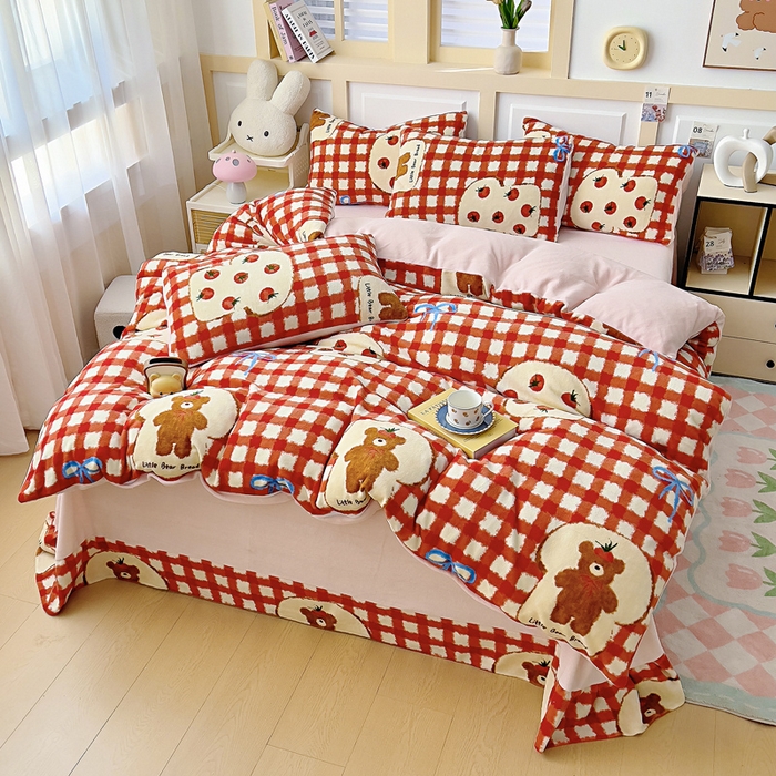 91家纺网 家纺一手货源 找家纺 找底底家纺 2025新款牛奶绒四件套（日发50套优惠8元一套） 草莓熊