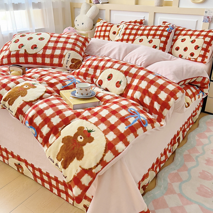 91家纺网 家纺一手货源 找家纺 找底底家纺 2025新款牛奶绒四件套（日发50套优惠8元一套） 草莓熊