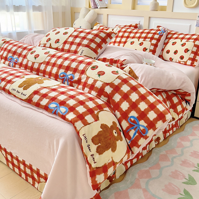 91家纺网 家纺一手货源 找家纺 找底底家纺 2025新款牛奶绒四件套（日发50套优惠8元一套） 草莓熊