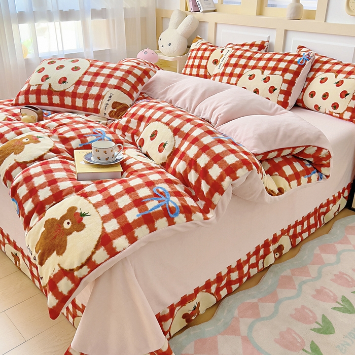 91家纺网 家纺一手货源 找家纺 找底底家纺 2025新款牛奶绒四件套（日发50套优惠8元一套） 草莓熊