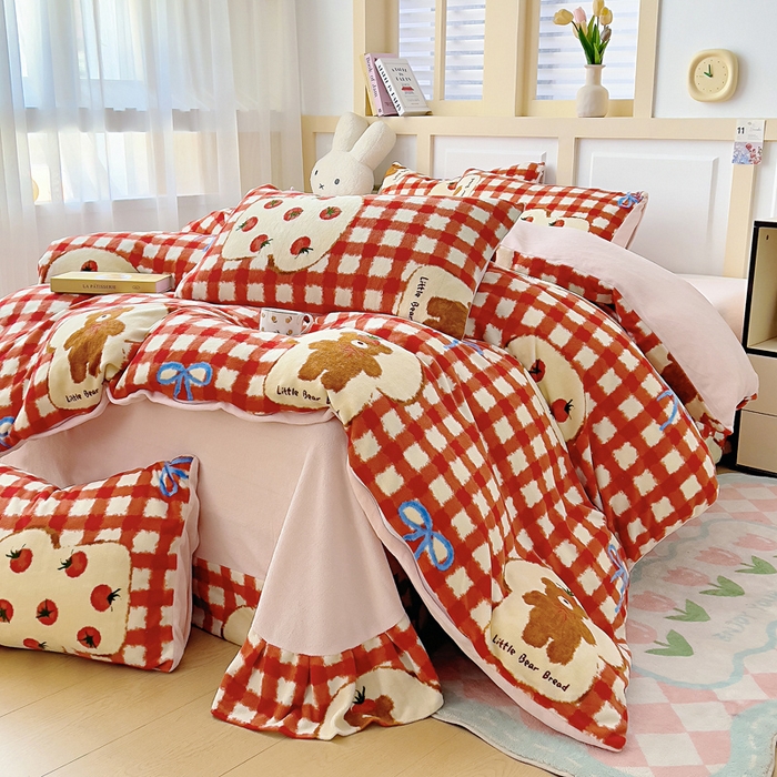 91家纺网 家纺一手货源 找家纺 找底底家纺 2025新款牛奶绒四件套（日发50套优惠8元一套） 草莓熊