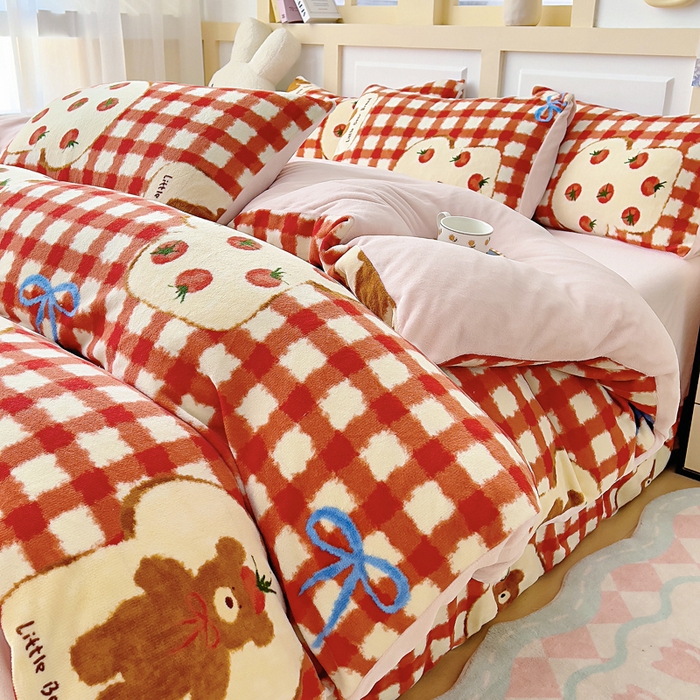 91家纺网 家纺一手货源 找家纺 找底底家纺 2025新款牛奶绒四件套（日发50套优惠8元一套） 草莓熊