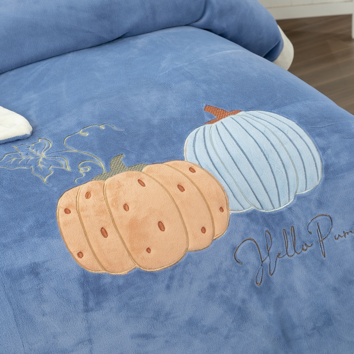 91家纺网 家纺一手货源 找家纺 贝尔 2025新款南瓜派-全消光拼角刺绣四件套 兰色