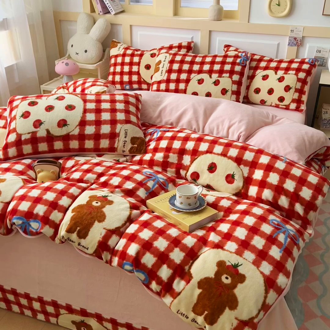 91家纺网 家纺一手货源 找家纺 找底底家纺 2025新款牛奶绒四件套（日发50套优惠8元一套） 草莓熊