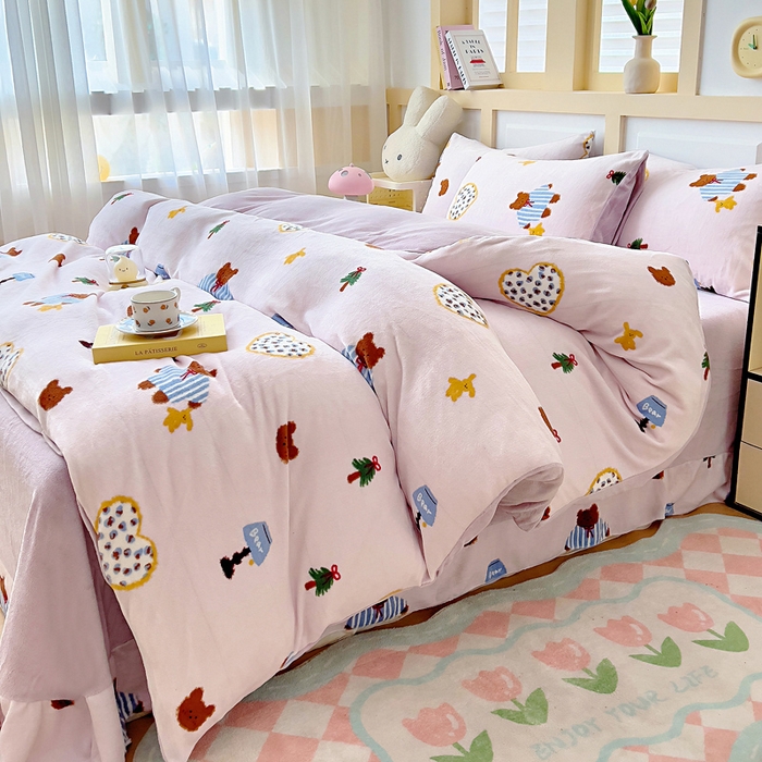 91家纺网 家纺一手货源 找家纺 找底底家纺 2025新款牛奶绒四件套（日发50套优惠8元一套） 爱心熊