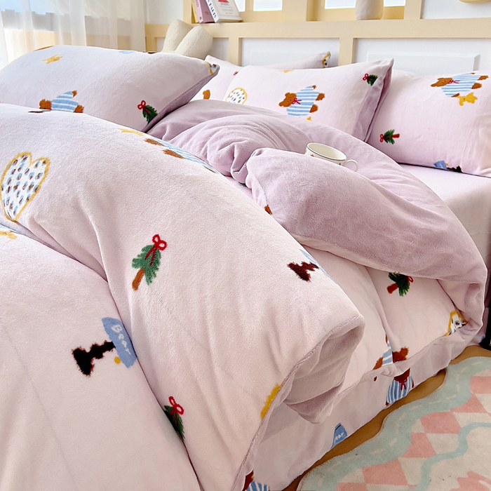 91家纺网 家纺一手货源 找家纺 找底底家纺 2025新款牛奶绒四件套（日发50套优惠8元一套） 爱心熊