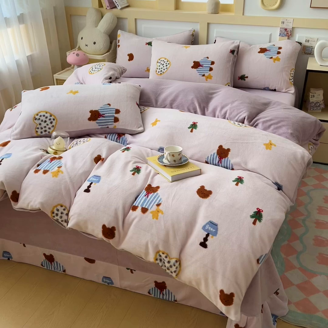 91家纺网 家纺一手货源 找家纺 找底底家纺 2025新款牛奶绒四件套（日发50套优惠8元一套） 爱心熊