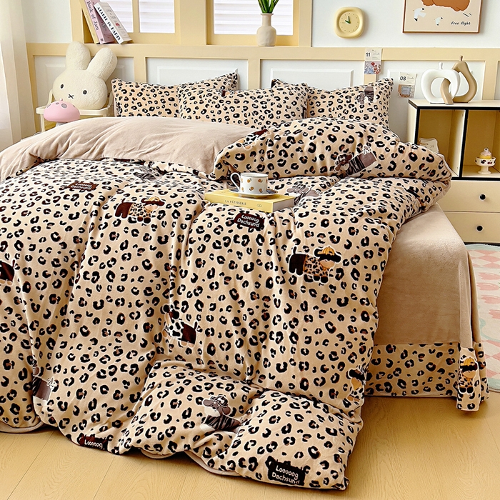 91家纺网 家纺一手货源 找家纺 找底底家纺 2025新款牛奶绒四件套（日发50套优惠8元一套） 豹纹狗