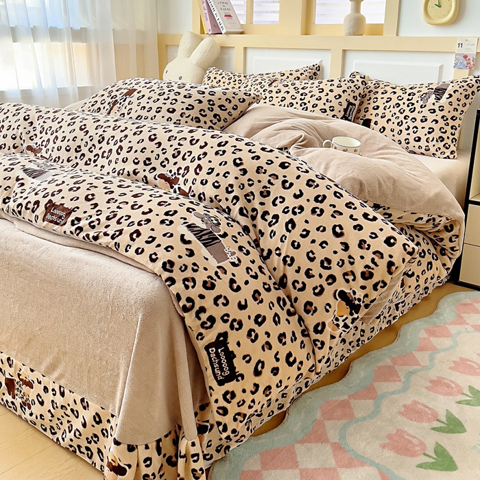 91家纺网 家纺一手货源 找家纺 找底底家纺 2025新款牛奶绒四件套（日发50套优惠8元一套） 豹纹狗