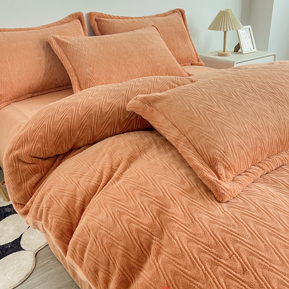 91家纺网 家纺一手货源 找家纺 2025新款全消光皮草绒纯色高克重四件套（赠送拎袋）——波纹 橘色