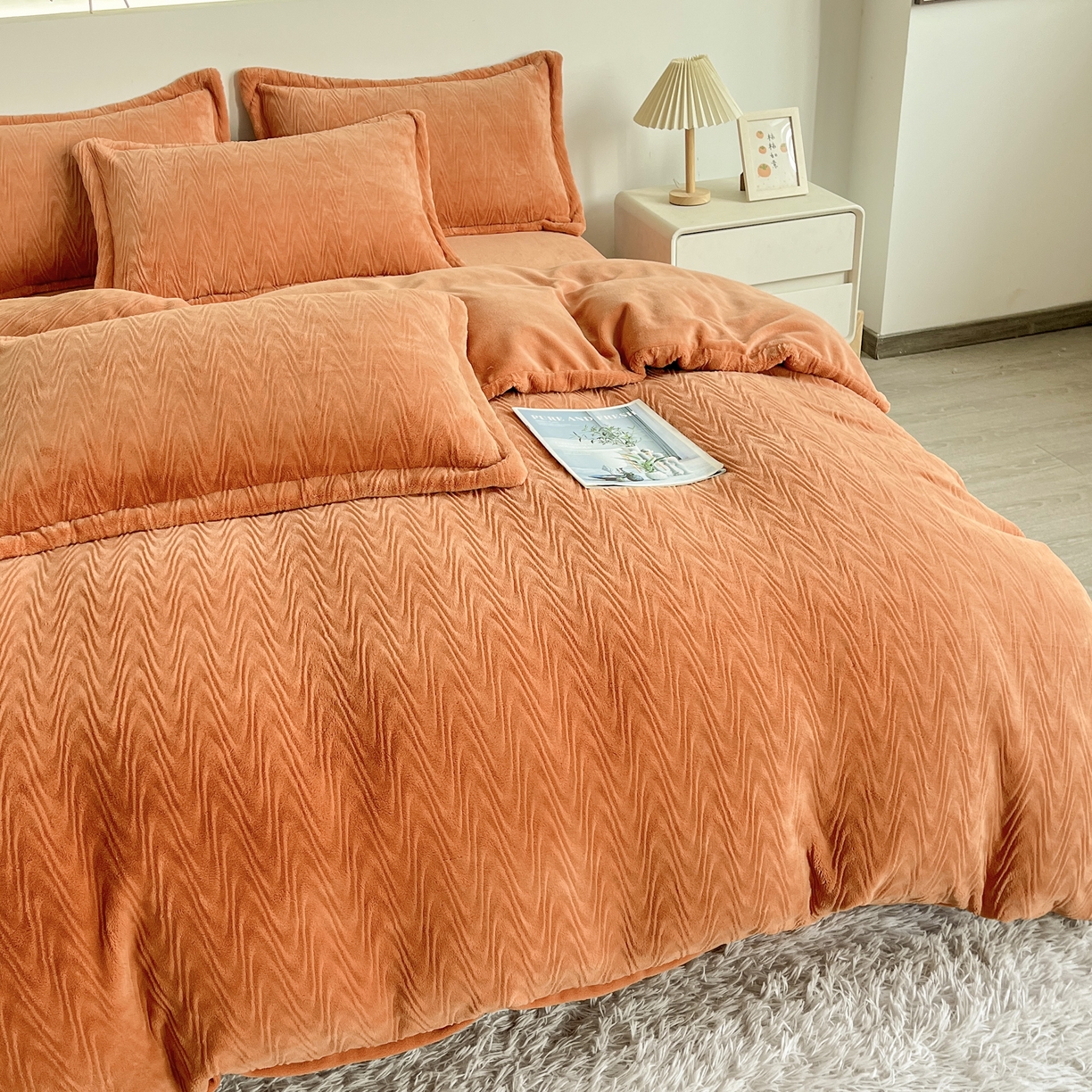 91家纺网 家纺一手货源 找家纺 2025新款全消光皮草绒纯色高克重四件套（赠送拎袋）——波纹 橘色
