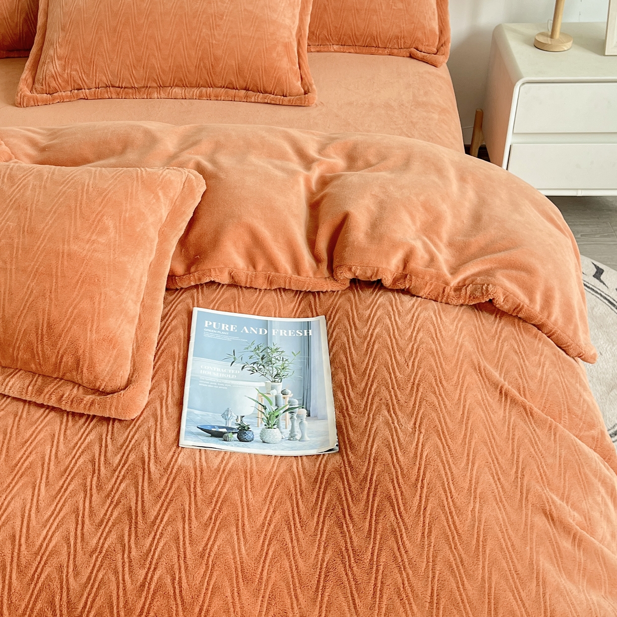 91家纺网 家纺一手货源 找家纺 2025新款全消光皮草绒纯色高克重四件套（赠送拎袋）——波纹 橘色