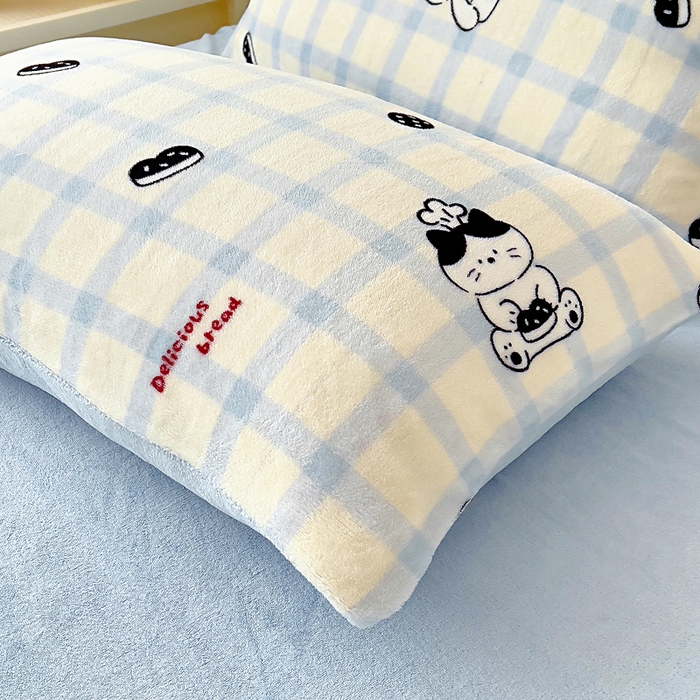 91家纺网 家纺一手货源 找家纺 找底底家纺 2025新款牛奶绒四件套（日发50套优惠8元一套） 蓝格猫