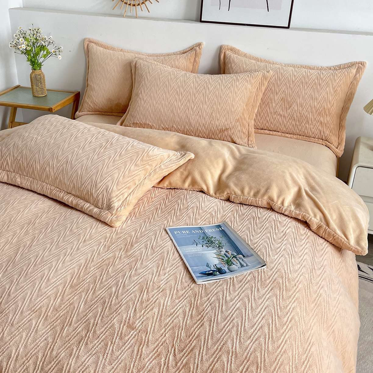 91家纺网 家纺一手货源 找家纺 2025新款全消光皮草绒纯色高克重四件套（赠送拎袋）——波纹 米驼