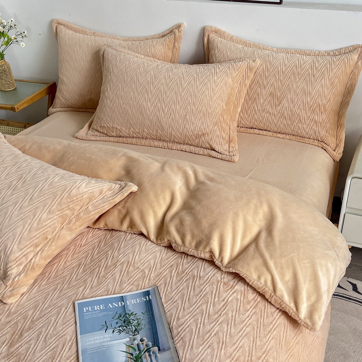 91家纺网 家纺一手货源 找家纺 2025新款全消光皮草绒纯色高克重四件套（赠送拎袋）——波纹 米驼