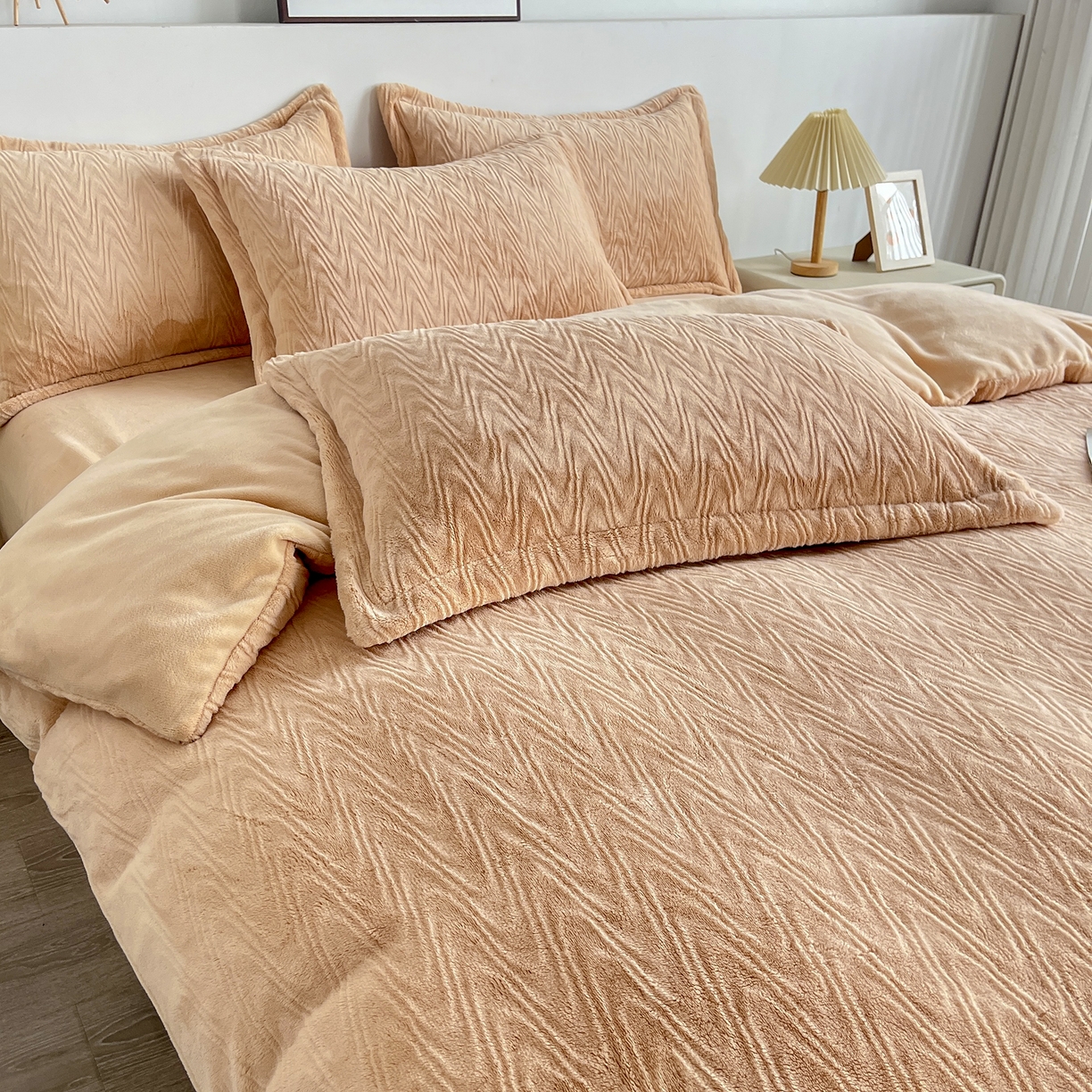 91家纺网 家纺一手货源 找家纺 2025新款全消光皮草绒纯色高克重四件套（赠送拎袋）——波纹 米驼