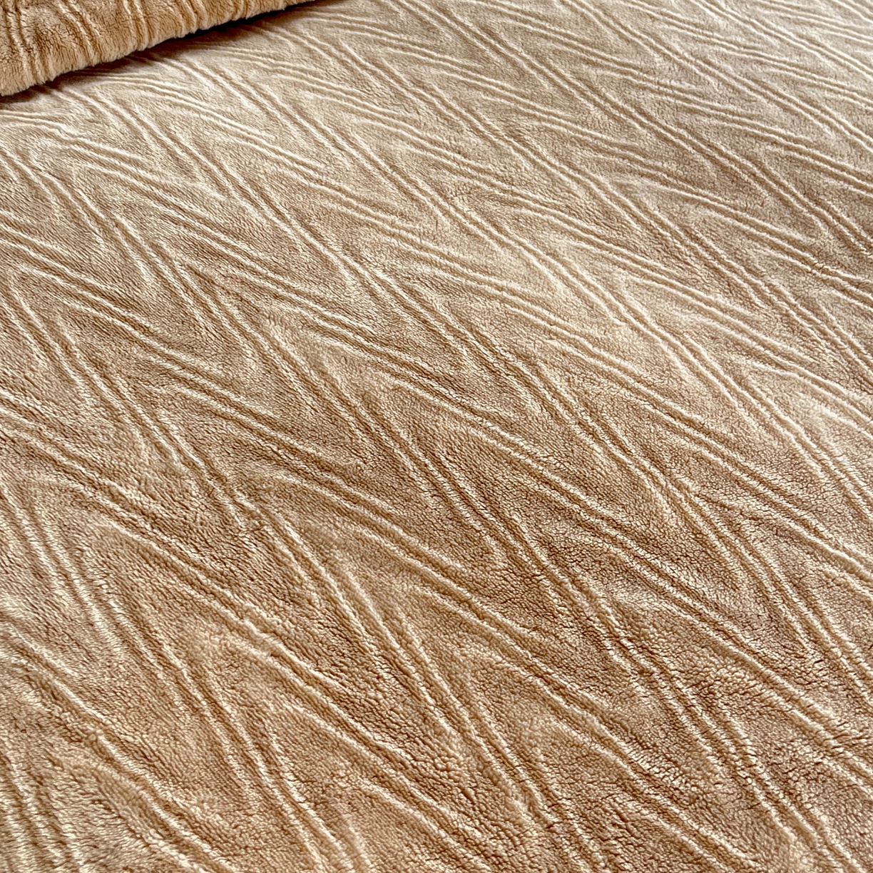 91家纺网 家纺一手货源 找家纺 2025新款全消光皮草绒纯色高克重四件套（赠送拎袋）——波纹 米驼