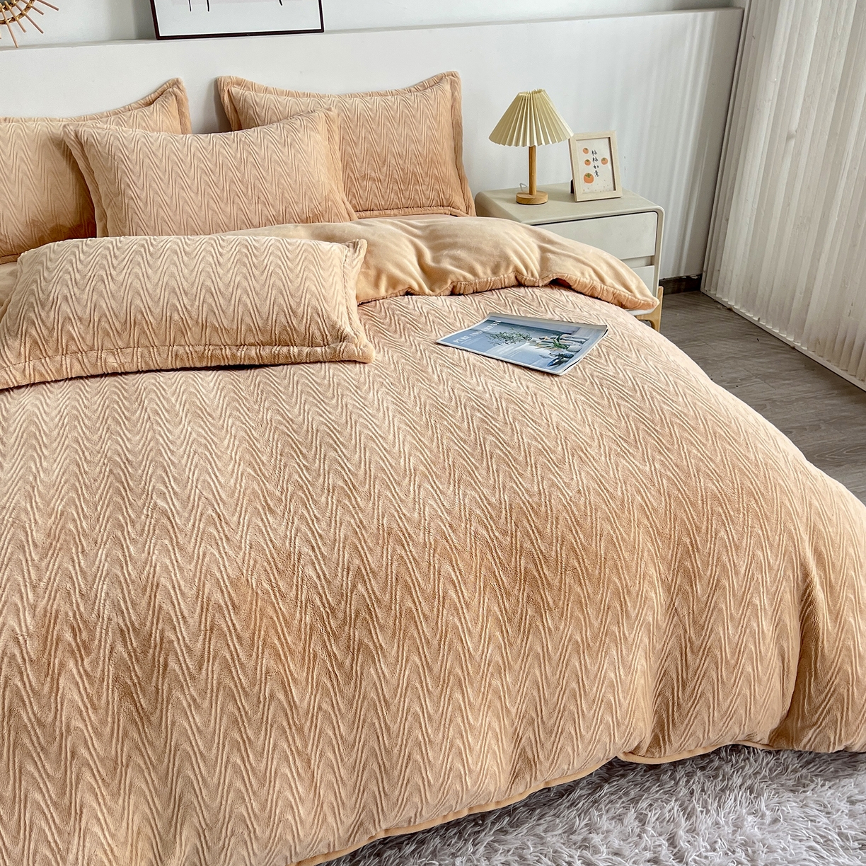 91家纺网 家纺一手货源 找家纺 2025新款全消光皮草绒纯色高克重四件套（赠送拎袋）——波纹 米驼