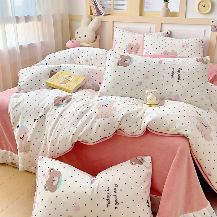 91家纺网 家纺一手货源 找家纺 找底底家纺 2025新款牛奶绒四件套（日发50套优惠8元一套） 奶糖波点熊