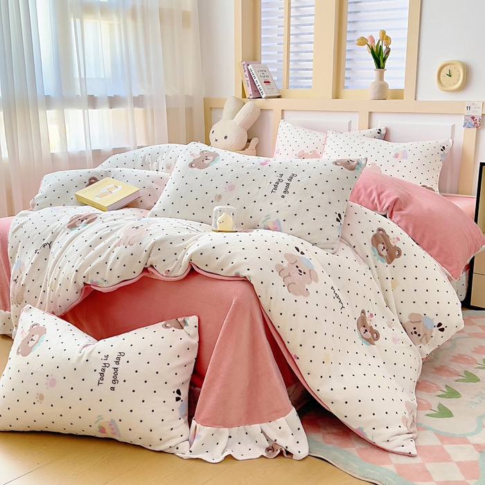 91家纺网 家纺一手货源 找家纺 找底底家纺 2025新款牛奶绒四件套（日发50套优惠8元一套） 奶糖波点熊