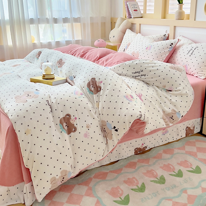 91家纺网 家纺一手货源 找家纺 找底底家纺 2025新款牛奶绒四件套（日发50套优惠8元一套） 奶糖波点熊