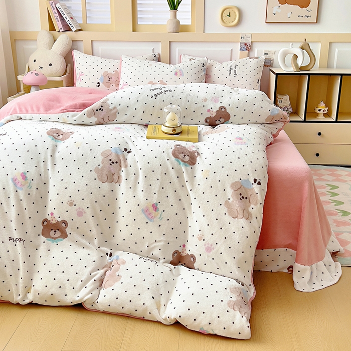 91家纺网 家纺一手货源 找家纺 找底底家纺 2025新款牛奶绒四件套（日发50套优惠8元一套） 奶糖波点熊