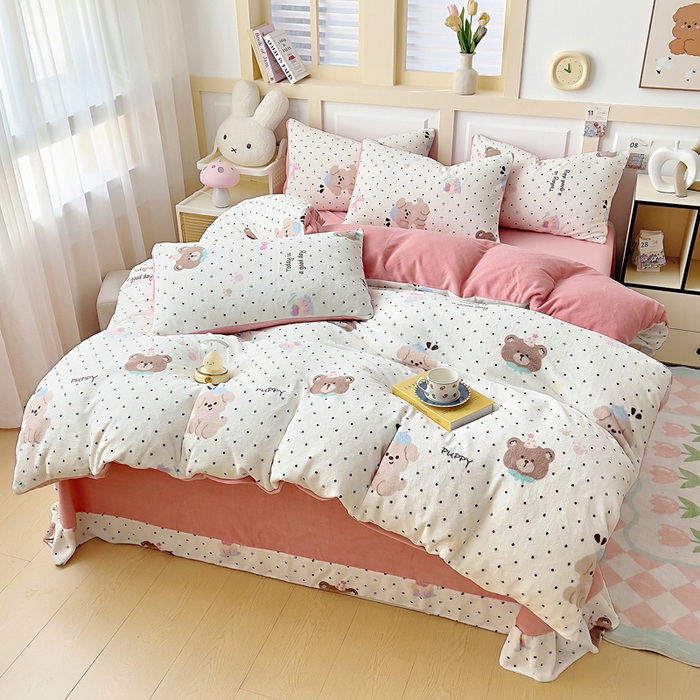 91家纺网 家纺一手货源 找家纺 找底底家纺 2025新款牛奶绒四件套（日发50套优惠8元一套） 奶糖波点熊