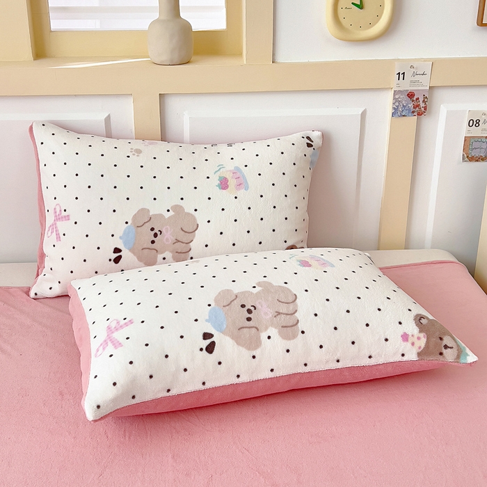 91家纺网 家纺一手货源 找家纺 找底底家纺 2025新款牛奶绒四件套（日发50套优惠8元一套） 奶糖波点熊