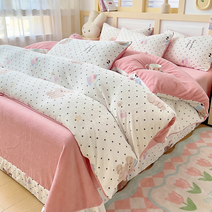 91家纺网 家纺一手货源 找家纺 找底底家纺 2025新款牛奶绒四件套（日发50套优惠8元一套） 奶糖波点熊