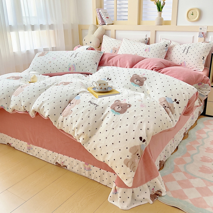 91家纺网 家纺一手货源 找家纺 找底底家纺 2025新款牛奶绒四件套（日发50套优惠8元一套） 奶糖波点熊