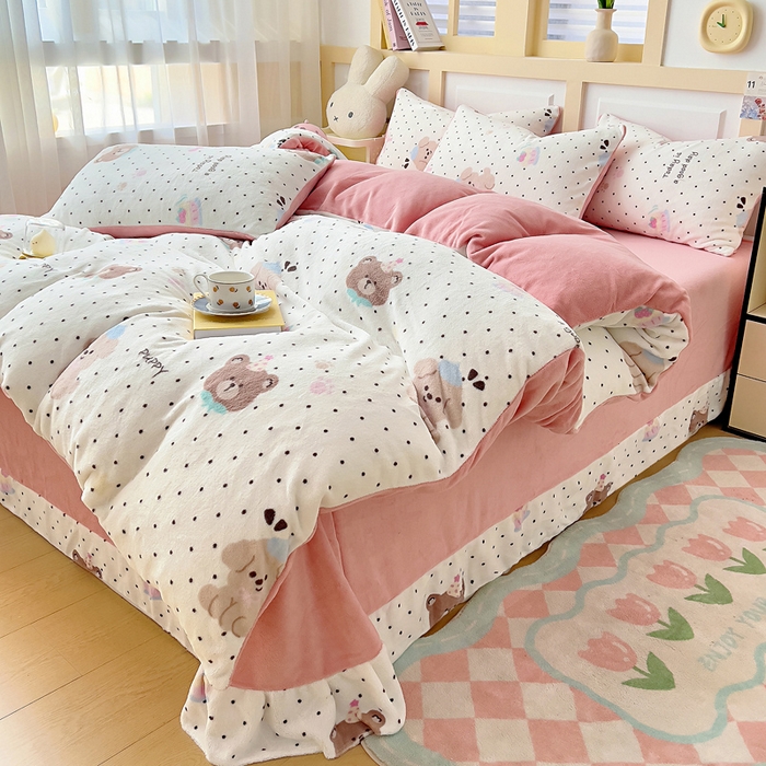 91家纺网 家纺一手货源 找家纺 找底底家纺 2025新款牛奶绒四件套（日发50套优惠8元一套） 奶糖波点熊