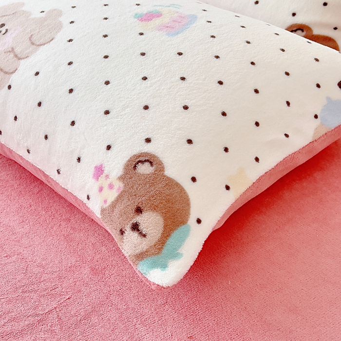 91家纺网 家纺一手货源 找家纺 找底底家纺 2025新款牛奶绒四件套（日发50套优惠8元一套） 奶糖波点熊