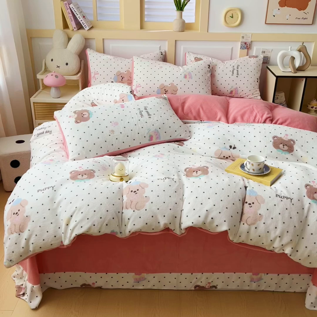 91家纺网 家纺一手货源 找家纺 找底底家纺 2025新款牛奶绒四件套（日发50套优惠8元一套） 奶糖波点熊