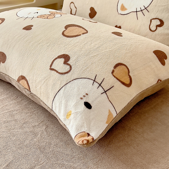 91家纺网 家纺一手货源 找家纺 找底底家纺 2025新款牛奶绒四件套（日发50套优惠8元一套） 奶杏猫