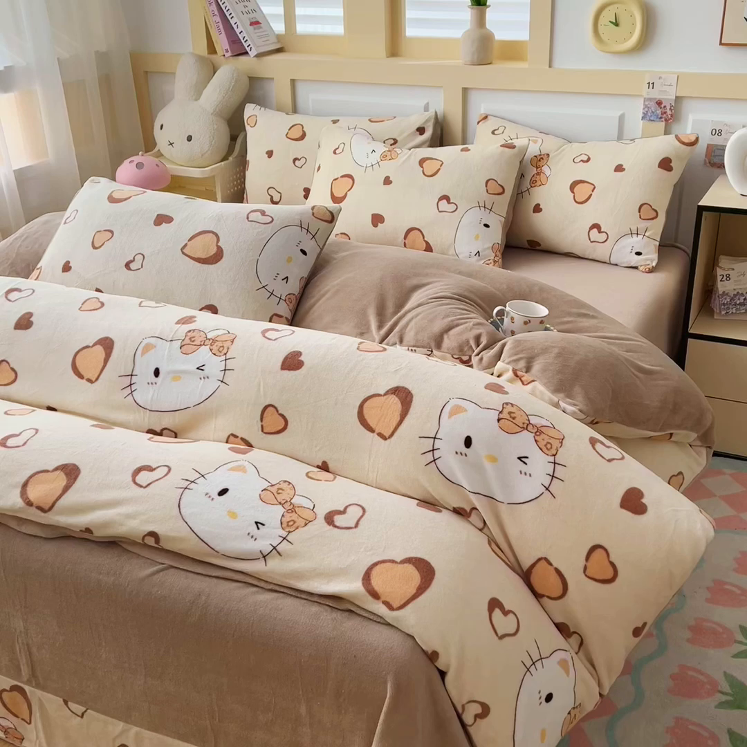 91家纺网 家纺一手货源 找家纺 找底底家纺 2025新款牛奶绒四件套（日发50套优惠8元一套） 奶杏猫