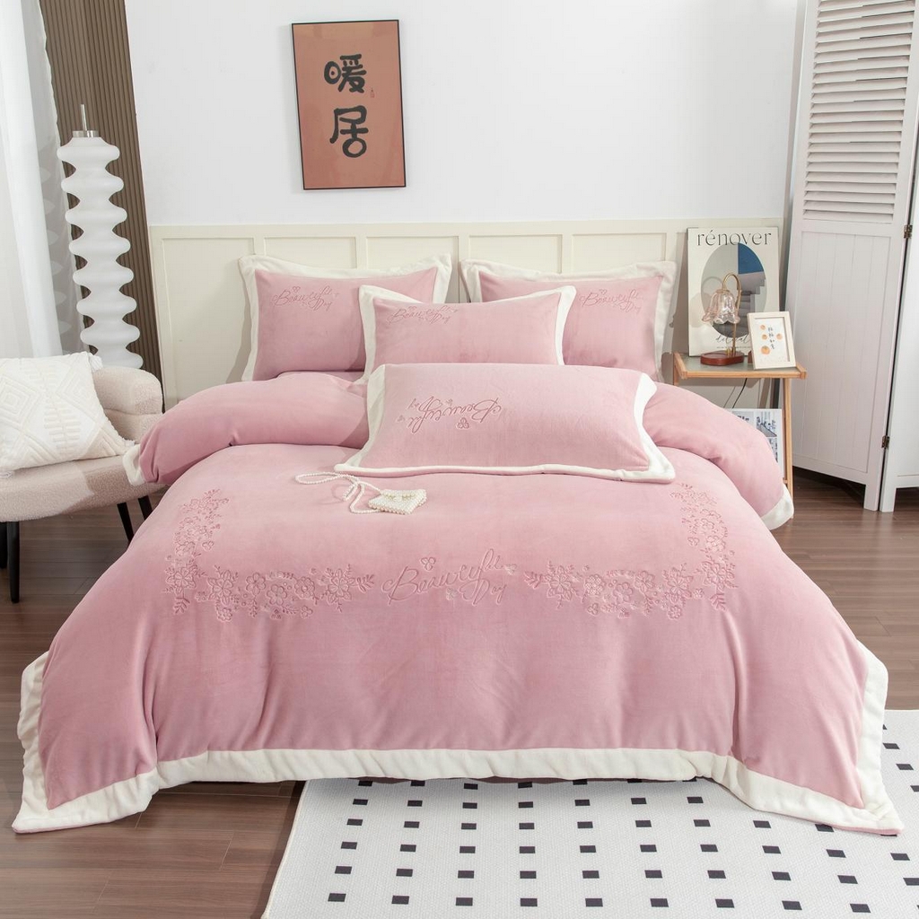 91家纺网 家纺一手货源 找家纺 贝尔 2025新款青黛-纯色高克重全消光蚕丝绒（赠送拎袋）拼角刺绣四件套 豆沙粉